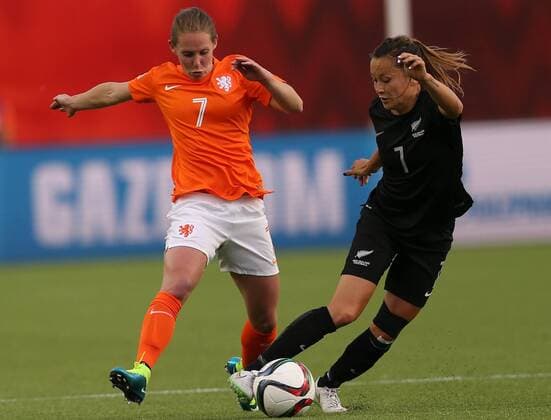 Manon Melis (L) of the Netherlands vies with Ali Riley of New Zealand during their group A match at the 2015 FIFA Women s World Cup in Edmonton, Canada, June 6, 2015. The Netherlands won 1-0. ) (SP)CANADA-EDMONTON-FIFA WOMEN S WORLD CUP-GROUP A-NZL VS NED QinxLang 