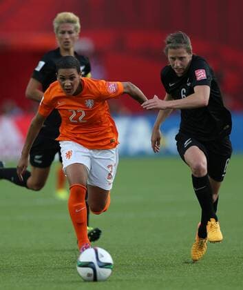 Shanice Van De Sanden (L) of the Netherlands vies with Rebekah Stott of New Zealand during their group A match at the 2015 FIFA Women s World Cup in Edmonton, Canada, June 6, 2015. The Netherlands won 1-0. ) (SP)CANADA-EDMONTON-FIFA WOMEN S WORLD CUP-GROUP A-NZL VS NED QinxLang 