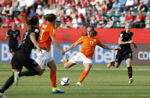 Lieke Martens (R) of the Netherlands shoots during the group A match between New Zealand and the Netherlands at the 2015 FIFA Women s World Cup in Edmonton, Canada, June 6, 2015. The Netherlands won 1-0. ) (SP)CANADA-EDMONTON-FIFA WOMEN S WORLD CUP-GROUP A-NZL VS NED WangxLili 