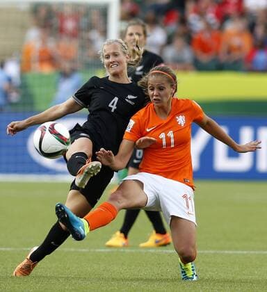 Lieke Martens (R) of the Netherlands vies with Katie Duncan of New Zealand during their group A match at the 2015 FIFA Women s World Cup in Edmonton, Canada, June 6, 2015. The Netherlands won 1-0. ) (SP)CANADA-EDMONTON-FIFA WOMEN S WORLD CUP-GROUP A-NZL VS NED WangxLili 