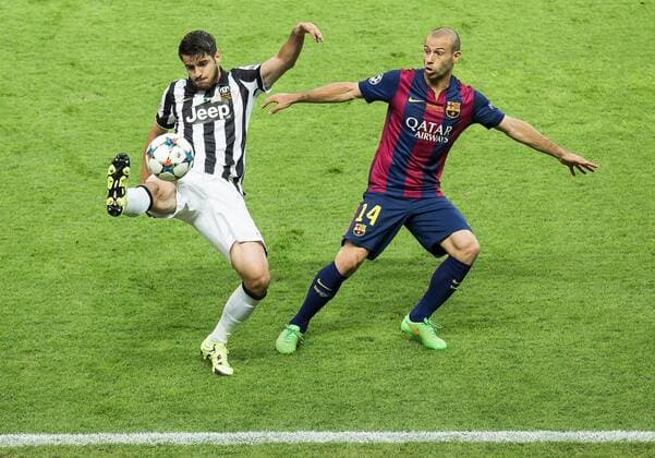 Berlin, Deutschland, 06.06.2015: Fußball UEFA Championsleague 2014 2015 - UEFA Championsleague Finale - Juventus Turin - FC Barcelona Barca Alvaro Morata (Turin 9) im Zweikampf gegen Javier Mascherano (Barcelona 14)