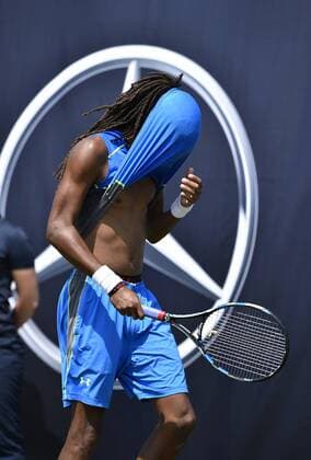 Aktion Dustin Brown (GER) Aktion Dustin Brown (GER) Freude Jubel Emotion nach gewonnenem Punkt erleichtert zieht Trikot über Kopf Gestik Geste Qualifikation 07.06.2015 Tennis Mercedes-Cup Stuttgart Weißenhof TC Weissenhof Mercedescup Mercedes Cup 06.06..-14.06.2015 Mercedes-Cup Stuttgart Weißenhof 2015