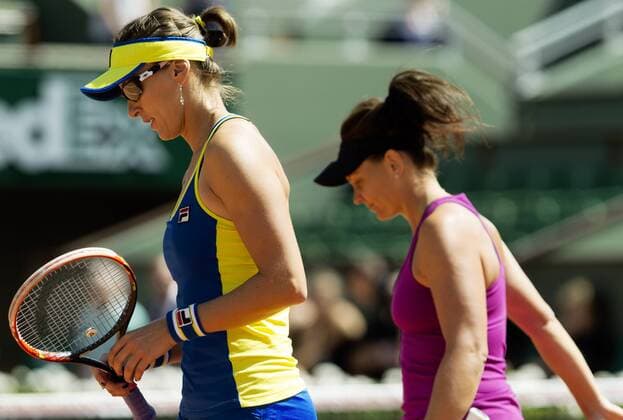 TENNIS - WTA Tennis Damen French Open 2015 PARIS,FRANCE,07.JUN.15 - TENNIS - WTA Tour, Grand Slam, Roland Garros, French Open, doubles, final. Image shows Yarolsava Shvedova (KAZ) and Casey Dellacqua (AUS). GEPAxpictures xMatthiasxHauer