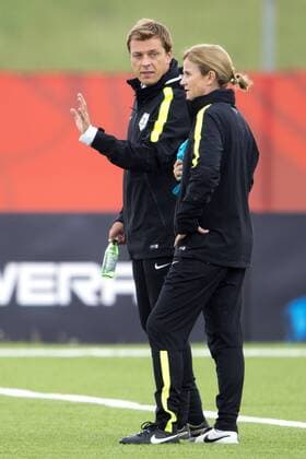 Aktuell Fußball, Damen, WM, Training und PK Nationalteam USA June 7, 2015 - Winnipeg - 150607 USA:s Co Trainer Tony Gustavsson, coach Jill Ellis - Training USA -.. BILDBYRAN kod CS 57672 News - June 7, 2015  - ZUMAb138