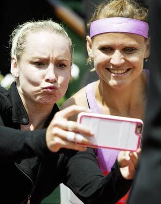TENNIS - WTA Tennis Damen French Open 2015 PARIS,FRANCE,07.JUN.15 - TENNIS - WTA Tour, Grand Slam, Roland Garros, French Open, doubles, final. Image shows the rejoicing of Bethanie Mattek-Sands (USA) and Lucie Safarova (CZE). Keywords: selfie. GEPAxpictures xMatthiasxHauer