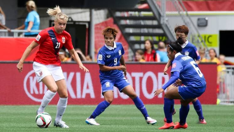 v.li.: Ada Hegerberg (NOR) pustet einmal durch, Warunee Phetwiset (THA), Pikul Khueanpet (THA), Fussball, FIFA Frauen-WM 2015, Norwegen - Thailand, xozx