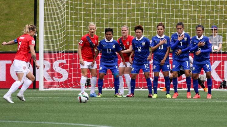 Trine Rönning ( Trine Ronning , NOR) tritt zum Freistoß an und trifft zum 1:0 für Norwegen, Fussball, FIFA Frauen-WM 2015, Norwegen - Thailand, xozx
