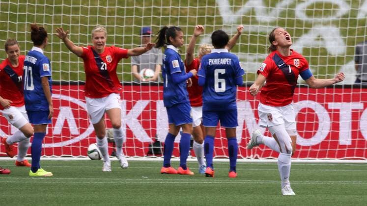 Trine Rönning ( Trine Ronning , NOR, rechts) jubelt über ihr Tor zum 1:0 für Norwegen (Norway, Norge), Jubel, Torjubel, Torerfolg, celebrate the goal, goal, celebration, Jubel ueber das Tor, optimistisch, Action, Aktion, Fussball, FIFA Frauen-WM 2015, Norwegen - Thailand, xozx