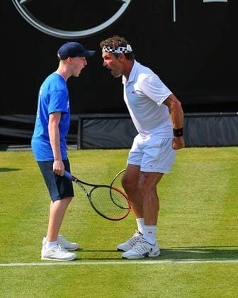 Pat Cash (AUS) mit einem Balljungen. Deutschland, Stuttgart: Tennis, MercedesCup 2015: Eroeffnung am 07.06.2015, Center Court, TC Weissenhof.