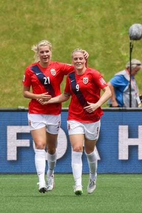 v.li.: Ada Hegerberg (NOR) jubelt mit Torschützin Isabell Herlovsen (NOR) über das Tor zum 3:0 für Norwegen (Norway, Norge), Jubel, Torjubel, Torerfolg, celebrate the goal, goal, celebration, Jubel ueber das Tor, optimistisch, Action, Aktion, Fussball, FIFA Frauen-WM 2015, Norwegen - Thailand, xozx
