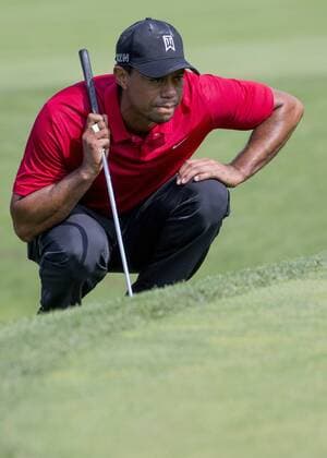 June 07 2015: Tiger Woods lining up a putt during the final round of the Memorial Tournament held at the Muirfield Village Golf Club in Dublin, Ohio. GOLF: JUN 07 PGA Golf Herren - the Memorial Tournament - Final Round Icon150607019 EDITORIAL USE ONLY