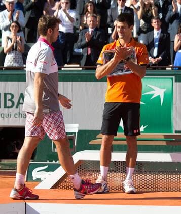 Stan Wawrinka (SUI) geht auf das Podium,Finalist Novak Djokovic applaudiert,Siegerehrung, Herren Finale,Endspiel, Tennis - French Open 2015 - Grand Slam ITF ATP Tennis Herren WTA Tennis Damen - Roland Garros - Paris - - France - 7 June 2015. Juergen Hasenkopf