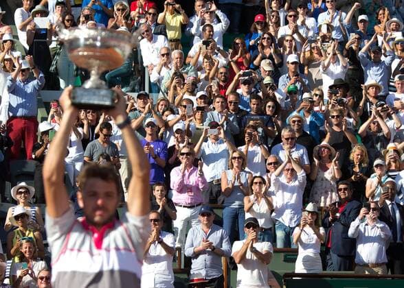 Stan Wawrinka (SUI) mit dem Pokal im Hintergrund sein Team und die Familie,Siegerehrung, Herren Finale,Endspiel, Tennis - French Open 2015 - Grand Slam ITF ATP Tennis Herren WTA Tennis Damen - Roland Garros - Paris - - France - 7 June 2015. Juergen Hasenkopf
