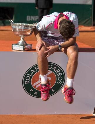 Stan Wawrinka (SUI) mit Pokal bekommt ein Krampf im Bein,Siegerehrung, Herren Finale,Endspiel, Tennis - French Open 2015 - Grand Slam ITF ATP Tennis Herren WTA Tennis Damen - Roland Garros - Paris - - France - 7 June 2015. Juergen Hasenkopf