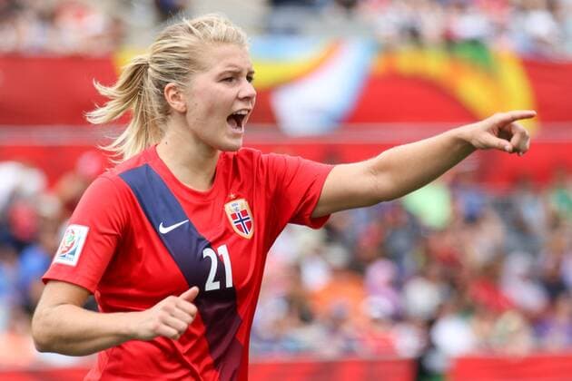 Ada Hegerberg (NOR), gibt Anweisungen, gestikuliert, mit den Armen gestikulieren, gives instructions, gesticulate, Fussball, FIFA Frauen-WM 2015, Norwegen - Thailand, xozx