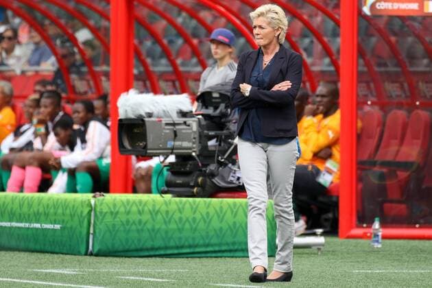 Silvia Neid (Trainerin, Coach, Deutschland), Freisteller, Einzelbild, Aktion, Action, nachdenklich, enttäuscht schauend, Enttäuschung, Frustration, disappointed, pessimistisch, Fussball, FIFA Frauen-WM 2015, Deutschland - Elfenbeinküste, xozx