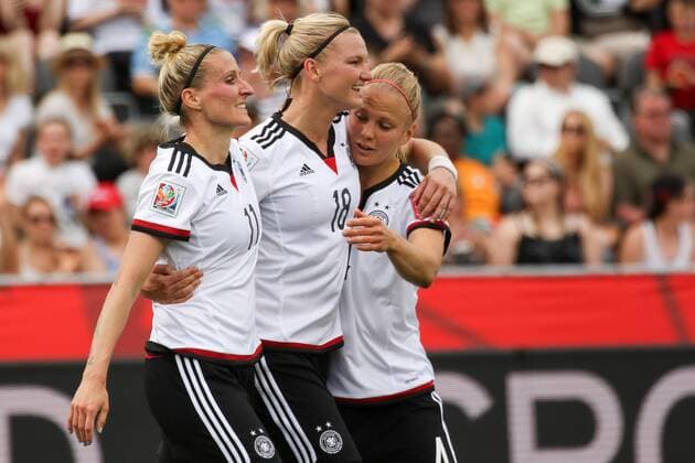 v.li.: Anja Mittag (Deutschland), Alexandra Popp (Deutschland), Leonie Maier (Deutschland), Jubel, Torjubel, Torerfolg, celebrate the goal, goal, celebration, Jubel ueber das Tor, optimistisch, Action, Aktion, Fussball, FIFA Frauen-WM 2015, Deutschland - Elfenbeinküste, xozx