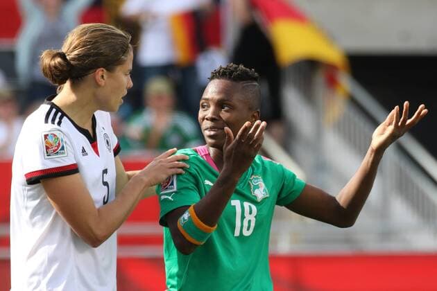 v.li.: Annike Krahn (Deutschland) tröstet die enttäuschte Binta Diakite (CIV), Fussball, FIFA Frauen-WM 2015, Deutschland - Elfenbeinküste, xozx