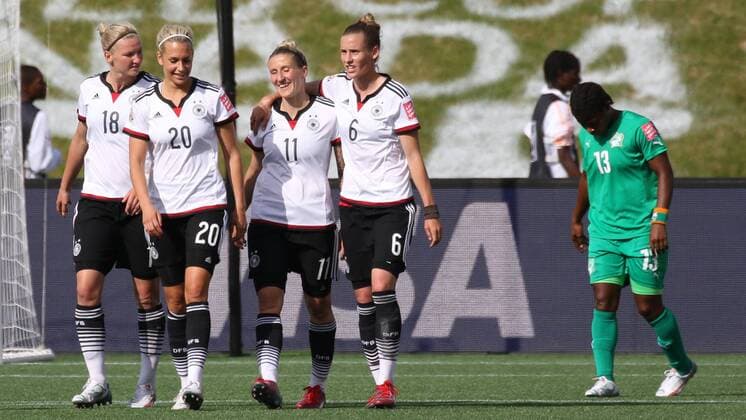 v.li.: Alexandra Popp (Deutschland), Lena Goeßling ( Lena Goessling , Deutschland), Torschützin Anja Mittag (Deutschland) und Simone Laudehr (Deutschland) jubeln über das Tor zum 6:0, Jubel, Torjubel, Torerfolg, celebrate the goal, goal, celebration, Jubel ueber das Tor, optimistisch, Action, Aktion , im Hintergrund Fernande Tchetche (CIV), enttäuscht schauend, Enttäuschung, Frustration, disappointed, pessimistisch, Fussball, FIFA Frauen-WM 2015, Deutschland - Elfenbeinküste, xozx