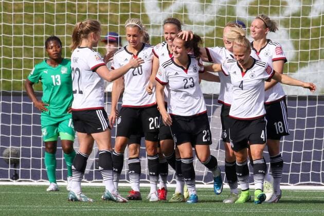 Sara Däbritz ( Sara Daebritz , Deutschland, Nr. 23) wird für ihr Tor zum 8:0 gefeiert, Jubel, Torjubel, Torerfolg, celebrate the goal, goal, celebration, Jubel ueber das Tor, optimistisch, Action, Aktion, Fussball, FIFA Frauen-WM 2015, Deutschland - Elfenbeinküste, xozx