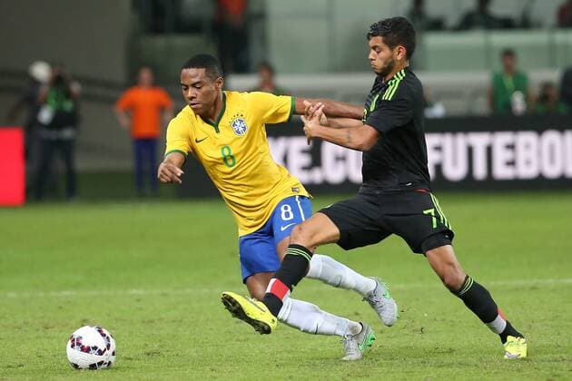 Brazil s Elias (L) vies with Mexico s Jesus Corona during their International Friendly Länderspiel match, held in the Allianz Parque Stadium, in Sao Paulo, Brazil, on June 7, 2015. ) (SP)BRAZIL-SAO PAULO-SOCCER-BRAZIL VS MEXICO XuxZijian 