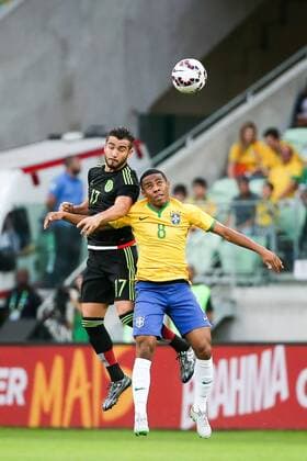 Brazil s Elias (front) vies with Mexico s Mario Osuna during their International Friendly Länderspiel match, held in the Allianz Parque Stadium, in Sao Paulo, Brazil, on June 7, 2015. ) (SP)BRAZIL-SAO PAULO-SOCCER-BRAZIL VS MEXICO XuxZijian 
