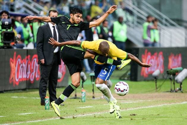 Brazil s Fernandinho (R) vies with Mexico s Jesus Corona during their International Friendly Länderspiel match, held in the Allianz Parque Stadium, in Sao Paulo, Brazil, on June 7, 2015. ) (SP)BRAZIL-SAO PAULO-SOCCER-BRAZIL VS MEXICO XuxZijian 
