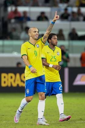 Brazil s Diego Tardelli (front) celebrates after a goal during the International Friendly Länderspiel match against Mexico, held in the Allianz Parque Stadium, in Sao Paulo, Brazil, on June 7, 2015. ) (SP)BRAZIL-SAO PAULO-SOCCER-BRAZIL VS MEXICO XuxZijian 