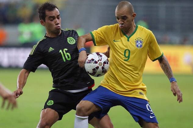 Brazil s Diego Tardelli (R) vies for the ball with Adrian Aldrete of Mexico, during the International Friendly Länderspiel match, held in the Allianz Parque Stadium, in Sao Paulo, Brazil, on June 7, 2015. Rahel Patrasso) (rtg) (SP)BRAZIL-SAO PAULO-SOCCER-BRAZIL VS MEXICO e RahelxPatrasso 