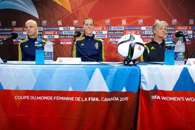 Aktuell Fußball, Damen, WM, Training Nationalteam Schweden June 7, 2015 - Winnipeg - 150607 Schwedens Caroline Seger, Lotta Schelin, coach Pia Sundhage - PK Schweden.. BILDBYRAN kod CS 57673 News - June 7, 2015  - ZUMAb138