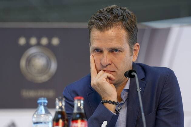 Sportlicher Leiter Oliver Bierhoff nachdenklich mit dem Kopf auf die Haende gestuetzt Pressekonferenz Nationalmannschaft, Fussball, DFB, 08.06.2015, Copyright: Schülerx xEibner-Pressefoto EP_jse