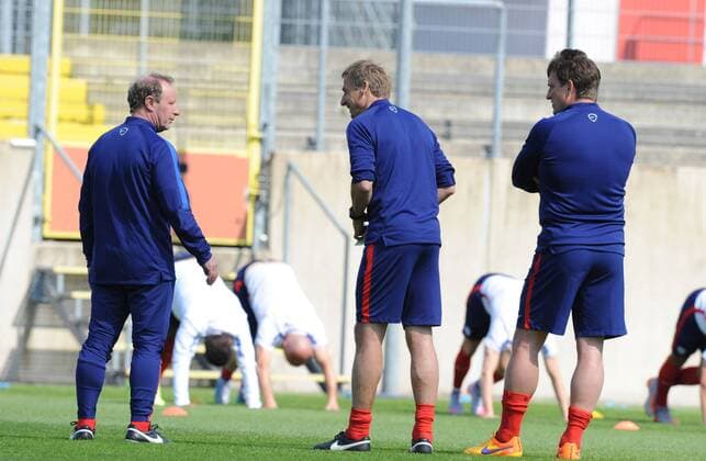 Aktuell Fußball, Training Nationalmannschaft USA in Düsseldorf Training der amerikanischen Fußballnationalmannschaft in Düsseldorf 08.06.2015 Co-Trainer Berti Vogts, USA - Trainer Jürgen Klinsmann und Co-Trainer Andreas Herzog HM