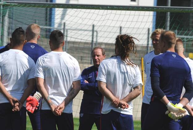 Aktuell Fußball, Training Nationalmannschaft USA in Düsseldorf Training der amerikanischen Fußballnationalmannschaft in Düsseldorf 08.06.2015 Co-Trainer Berti Vogts im Kreis der Mannschaft HM