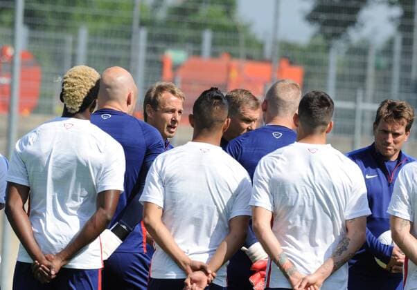 Aktuell Fußball, Training Nationalmannschaft USA in Düsseldorf Training der amerikanischen Fußballnationalmannschaft in Düsseldorf 08.06.2015 USA - Trainer Jürgen Klinsmann im Kreis der Mannschaft, rechts CoTrainer Andreas Herzog HM