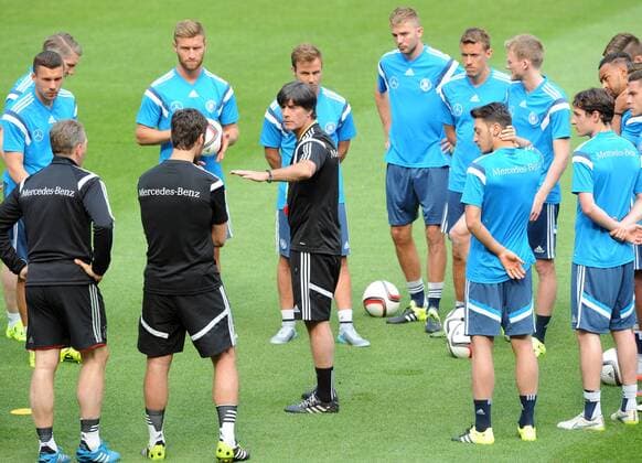 Training der Deutschen Nationalmannschaft am 08.06.2015 in Köln. Bundestrainer Joachim Löw (Mitte) mit Spielern. HM