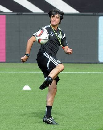 Aktuell Fußball, DFB, Training Nationalmannschaft Deutschland in Köln Training der Deutschen Nationalmannschaft am 08.06.2015 in Köln. Bundestrainer Joachim Löw mit Ball in Aktion. HM
