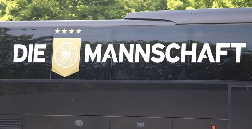 Köln, Fussball, DFB; Deutschland vs USA, National Mannschaft Training, 08.06.2015, Rheinenergiestadion Köln, Mannschaftsbus Logo