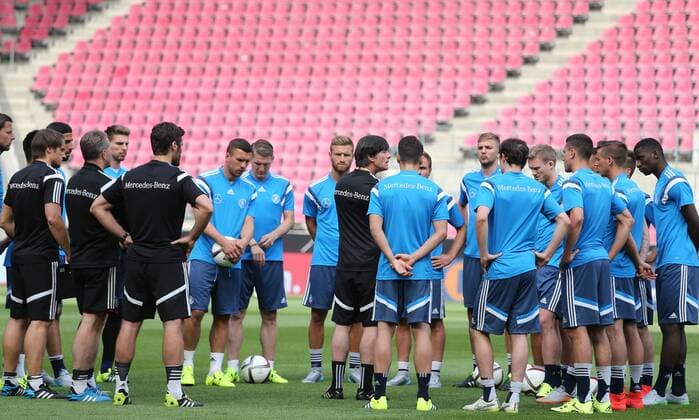 Köln, Fussball, DFB; Deutschland vs USA, MNational Mannschaft Training, 08.06.2015, Rheinenergiestadion Köln, Joachim Löw Trainer, Deutschland, mit team