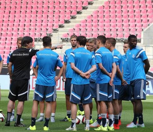 Köln, Fussball, DFB; Deutschland vs USA, MNational Mannschaft Training, 08.06.2015, Rheinenergiestadion Köln, Joachim Löw Trainer, Deutschland mit Team, Mannschaft