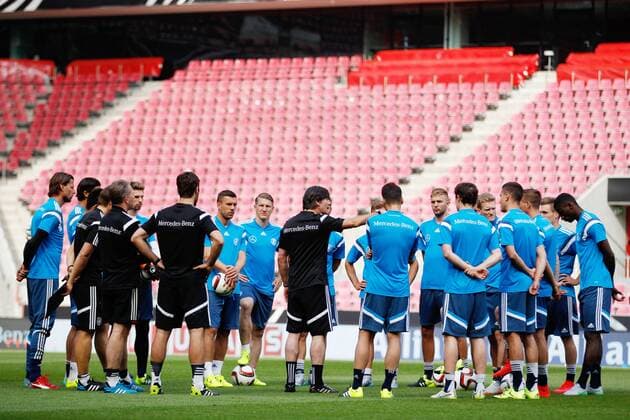 Aktuell Fußball, DFB, Training Nationalmannschaft Deutschland in Köln National-, Bundestrainer Joachim Jogi Loew bei einer Mannschaftsansprache mit Lukas Podolski (Inter Mailand), Bastian Schweinsteiger (FC Bayern Muenchen), Christoph Kramer (Borussia Moenchengladbach), Andre Schuerrle (VfL Wolfsburg), Torwart Roman Weidenfeller (Borussia Dortmund) Torwart Ron-Robert Zieler (Hannover 96) Training der A-Nationalmannschaft, Fussball, Freundschaftsspiel, 08.06.2015, Copyright: Schülerx xEibner-Pressefoto EP_jse