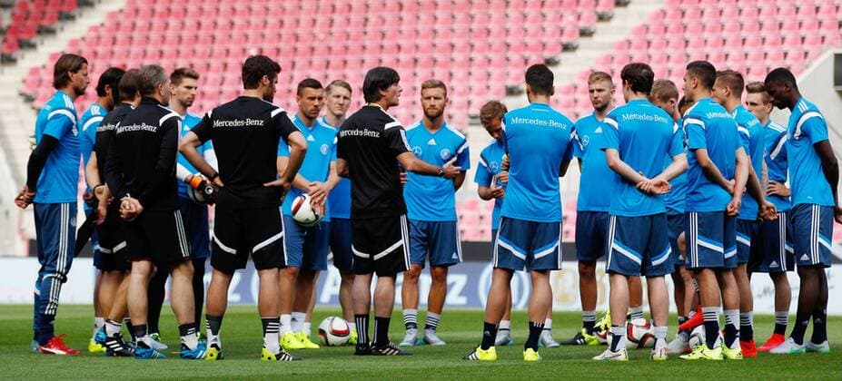 Aktuell Fußball, DFB, Training Nationalmannschaft Deutschland in Köln National-, Bundestrainer Joachim Jogi Loew bei einer Mannschaftsansprache mit Lukas Podolski (Inter Mailand), Bastian Schweinsteiger (FC Bayern Muenchen), Shkodran Mustafi (FC Valencia), Torwart Roman Weidenfeller (Borussia Dortmund), Torwart Ron-Robert Zieler (Hannover 96), Mario Goetze (FC Bayern Muenchen) und Patrick Herrmann (Borussia Moenchengladbach) Training der A-Nationalmannschaft, Fussball, Freundschaftsspiel, 08.06.2015, Copyright: Schülerx xEibner-Pressefoto EP_jse