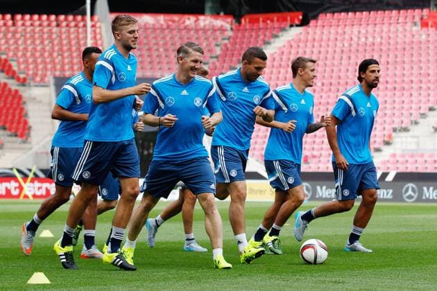 Aktuell Fußball, DFB, Training Nationalmannschaft Deutschland in Köln Christoph Kramer (Bayer Leverkusen), Bastian Schweinsteiger (FC Bayern Muenchen), Lukas Podolski (Inter Mailand), Max Kruse und Sami Khedira (Real Madrid) beim Lauftraining Training der A-Nationalmannschaft, Fussball, Freundschaftsspiel, 08.06.2015, Copyright: Schülerx xEibner-Pressefoto EP_jse
