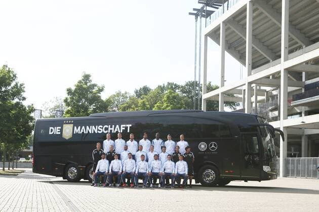 Die deutsche Nationalmannschaft vor dem neuen Mannschaftsbus von Mercedes-Benz Training der A-Nationalmannschaft, Fussball, Freundschaftsspiel, 08.06.2015, Copyright: Schülerx xEibner-Pressefoto EP_jse