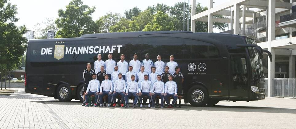 Die deutsche Nationalmannschaft vor dem neuen Mannschaftsbus von Mercedes-Benz Training der A-Nationalmannschaft, Fussball, Freundschaftsspiel, 08.06.2015, Copyright: Schülerx xEibner-Pressefoto EP_jse