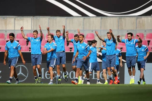 Aktuell Fußball, DFB, Training Nationalmannschaft Deutschland in Köln vl: Sami Khedira (Real Madrid), Max Kruse, Mario Goetze (FC Bayern Muenchen), Christoph Kramer (Borussia Moenchengladbach), Lukas Podolski (Inter Mailand), Karim Bellarabi (Bayer Leverkusen), Erik Durm (Borussia Dortmund), Ilkay Guendogan (Borussia Dortmund) und Andre Schuerrle (VfL Wolfsburg) beim Lauftraining Training der A-Nationalmannschaft, Fussball, Freundschaftsspiel, 08.06.2015, Copyright: Schülerx xEibner-Pressefoto EP_jse