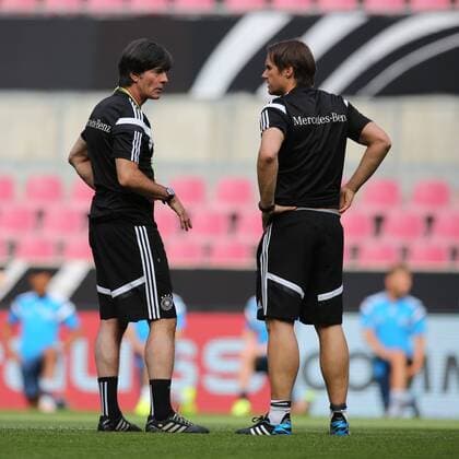 Aktuell Fußball, DFB, Training Nationalmannschaft Deutschland in Köln National-, Bundestrainer Joachim Jogi Loew im Gespraech mit Co-Trainer Thomas Schneider Training der A-Nationalmannschaft, Fussball, Freundschaftsspiel, 08.06.2015, Copyright: Schülerx xEibner-Pressefoto EP_jse