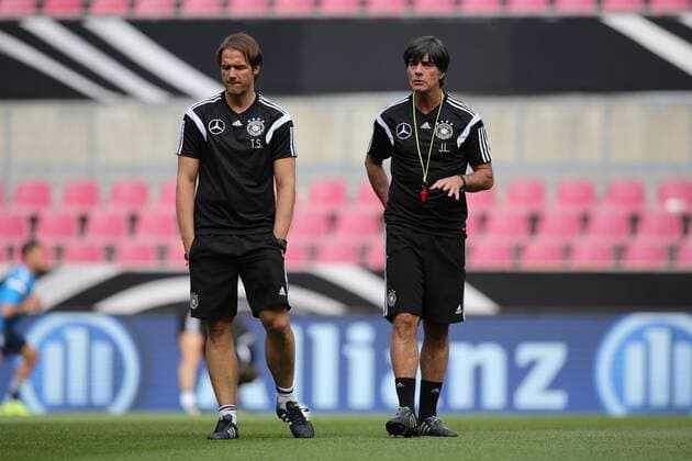 Aktuell Fußball, DFB, Training Nationalmannschaft Deutschland in Köln National-, Bundestrainer Joachim Jogi Loew im Gespraech mit Co-Trainer Thomas Schneider Training der A-Nationalmannschaft, Fussball, Freundschaftsspiel, 08.06.2015, Copyright: Schülerx xEibner-Pressefoto EP_jse