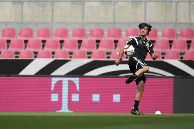 Aktuell Fußball, DFB, Training Nationalmannschaft Deutschland in Köln National-, Bundestrainer Joachim Jogi Loew beim jonglieren mit dem Ball Training der A-Nationalmannschaft, Fussball, Freundschaftsspiel, 08.06.2015, Copyright: Schülerx xEibner-Pressefoto EP_jse