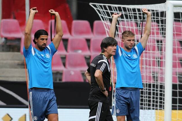 Aktuell Fußball, DFB, Training Nationalmannschaft Deutschland in Köln Sami Khedira (Real Madrid) und Christoph Kramer (Borussia Moenchengladbach) bei Athletik-Uebungen mit National-, Bundestrainer Joachim Jogi Loew Training der A-Nationalmannschaft, Fussball, Freundschaftsspiel, 08.06.2015, Copyright: Schülerx xEibner-Pressefoto EP_jse