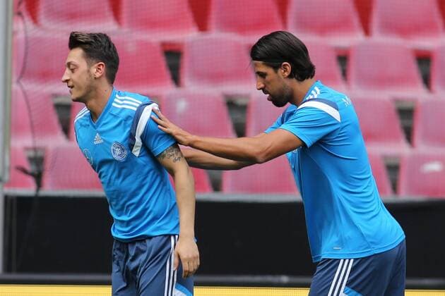 Aktuell Fußball, DFB, Training Nationalmannschaft Deutschland in Köln Sami Khedira (Real Madrid) schubst Mesut Oezil (FC Arsenal) Training der A-Nationalmannschaft, Fussball, Freundschaftsspiel, 08.06.2015, Copyright: Schülerx xEibner-Pressefoto EP_jse